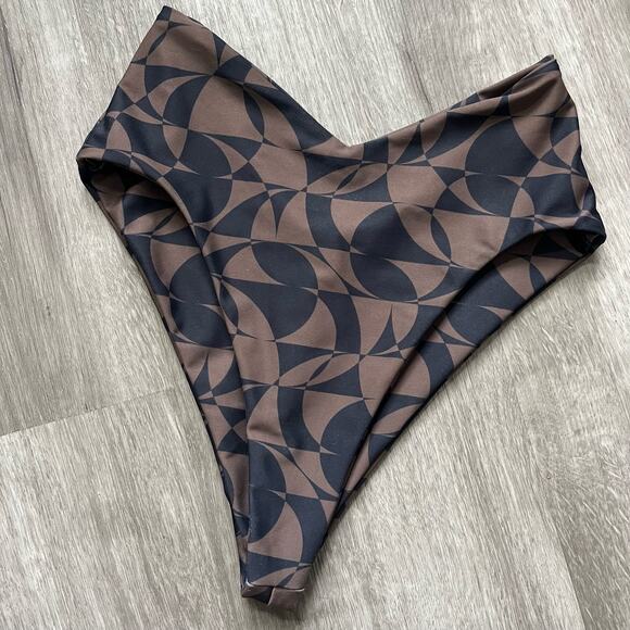 Skatie• ‘Melly’ Bikini Bottom in HONOLULU Print - Picture 3 of 15